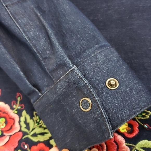 Victor Costa Occasions Medium Denim Embroidered & Sequins Snap Up Shirt EUC - Picture 6 of 11